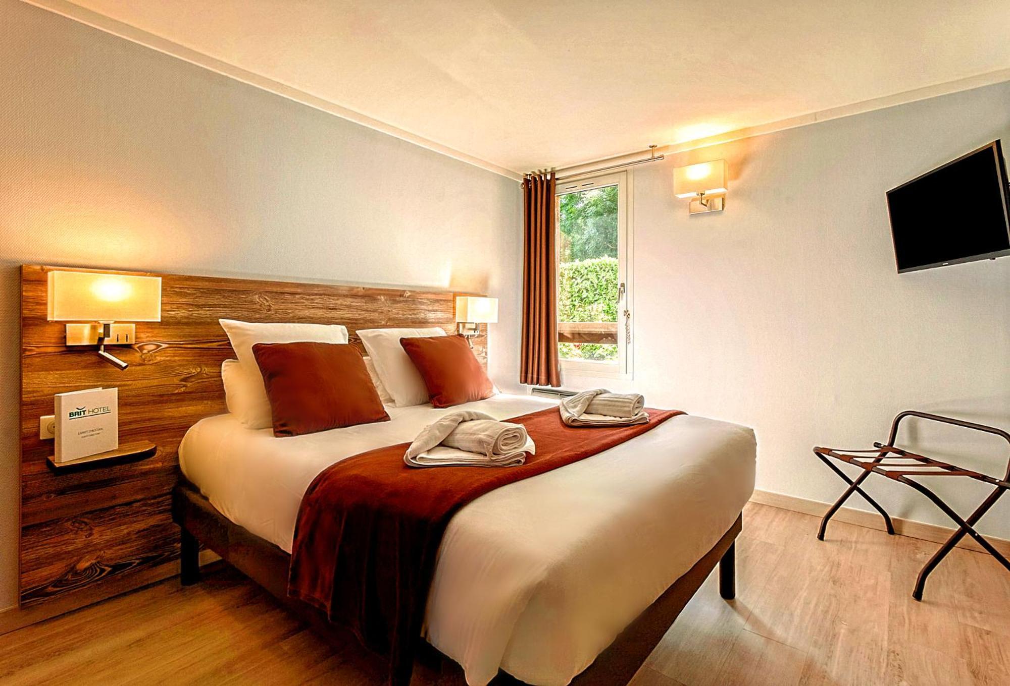 Brit Hotel Confort Pau Lons Exterior foto