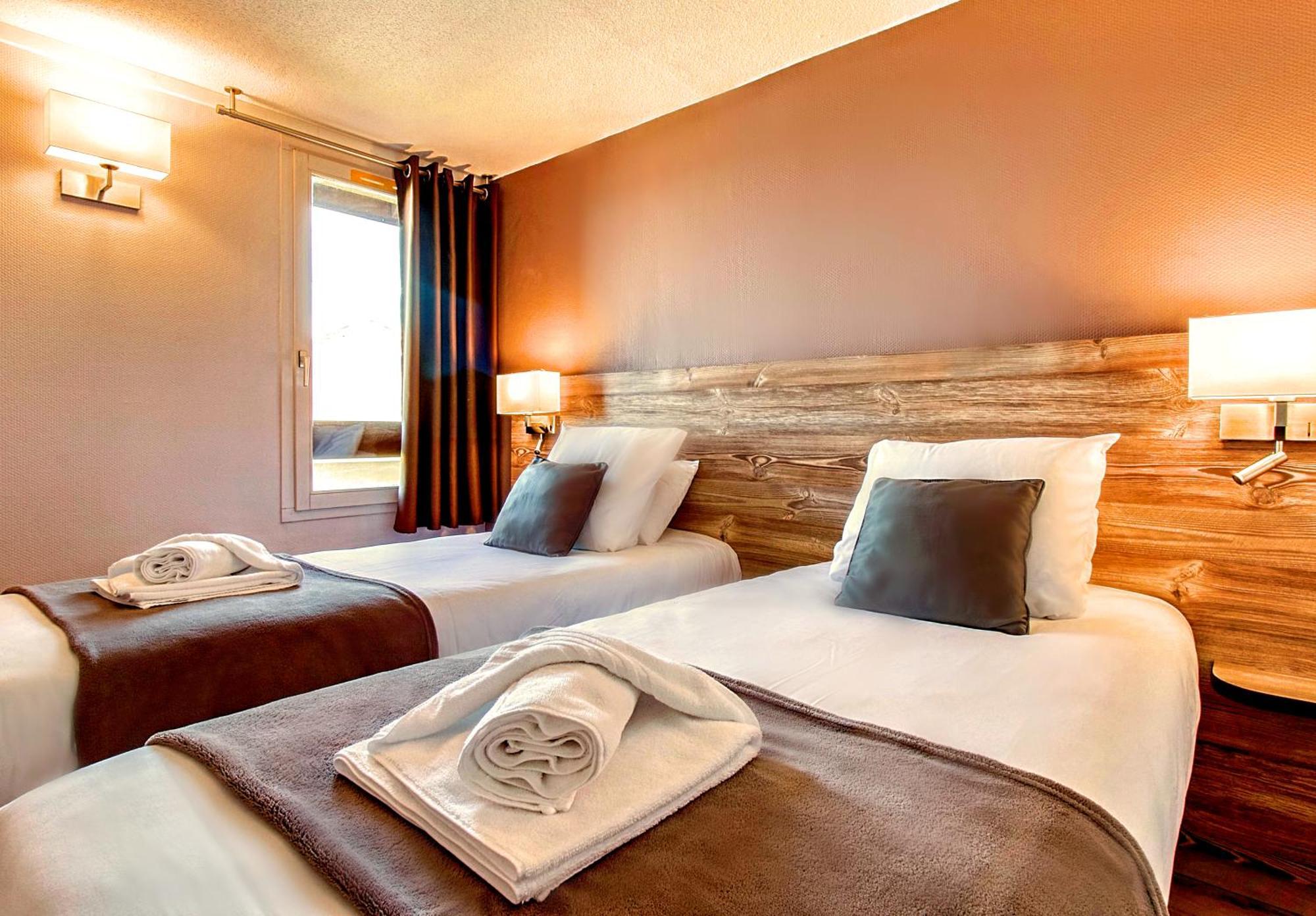 Brit Hotel Confort Pau Lons Exterior foto