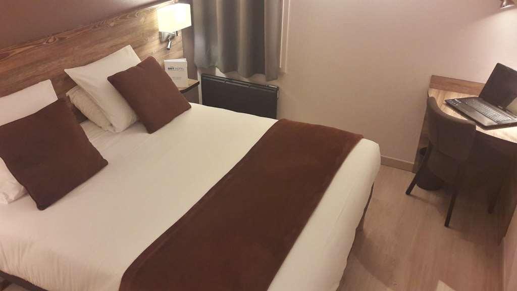 Brit Hotel Confort Pau Lons Zimmer foto