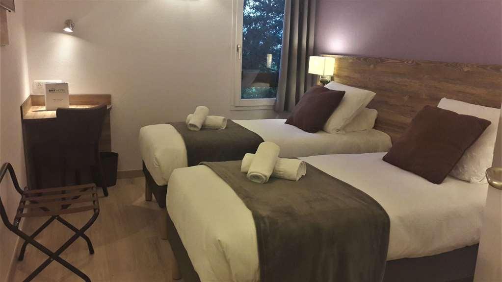 Brit Hotel Confort Pau Lons Zimmer foto